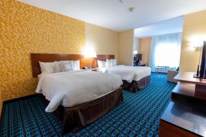 Кровать или кровати в номере Fairfield Inn & Suites by Marriott Atlanta Woodstock +21 фотография