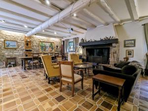 salon z meblami i kominkiem w obiekcie Séjournez en Ferme avec Piscine, Tennis, Chevaux et Parking Sécurisé - FR-1-582-518 w mieście Saint-Romain-Lachalm