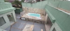 an overhead view of a swimming pool on a building at Casa no Centro in Rio das Ostras