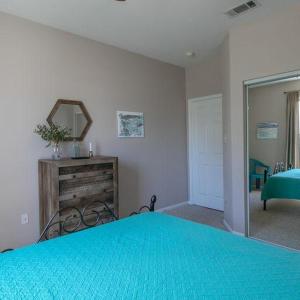 Un dormitorio con una cama azul y un espejo. en Legacy Villa 1901, en Gulfport 39 fotos más