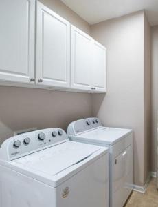 Un lavadero blanco con lavadora y secadora. en Legacy Villa 1901, en Gulfport
