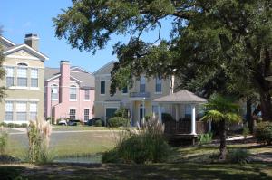 una casa con un porche delante en Legacy Villa 1901, en Gulfport