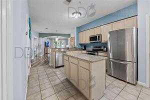 una grande cucina con elettrodomestici in acciaio inossidabile e pareti blu di Legacy Tower Two 107 Deluxe a Gulfport