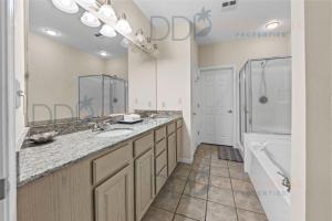 bagno con doppio lavabo e doccia di Legacy Tower Two 107 Deluxe a Gulfport Altre 29 foto