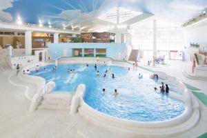 a group of people in a large swimming pool at Hakone Kowakien Miyamafurin in Hakone