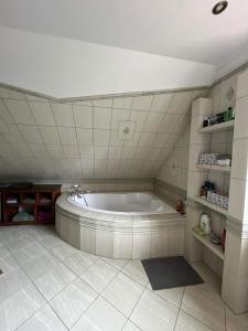 スピホボにあるLawendowy Domの部屋にある大きな浴槽付きのバスルーム