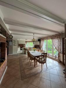 スピホボにあるLawendowy Domのテーブルと椅子のあるキッチンとダイニングルーム