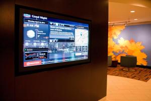 Televiisor ja/või meelelahutuskeskus majutusasutuses Courtyard by Marriott Toronto Brampton