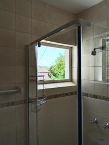 Et badeværelse på Restful Tree House in Little Mowbray