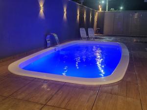 Bazén v ubytování Flat Praia Dourada 5 nebo v jeho okolí