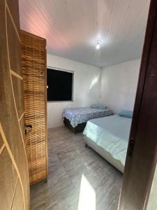 Ένα ή περισσότερα κρεβάτια σε δωμάτιο στο Casa temporada em Arembepe +25 φωτογραφίες