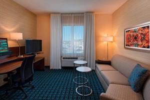 TV a/nebo společenská místnost v ubytování Fairfield Inn & Suites by Marriott Austin Buda