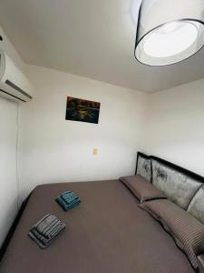 Un dormitorio con una cama grande en una habitación. en Apartamento Frente Mar Itapema, en Itapema