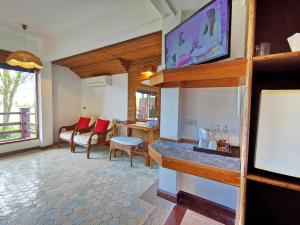 TV a/nebo společenská místnost v ubytování Rayong Resort Hotel โรงแรมระยองรีสอร์ท
