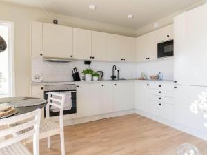 Kuchyň nebo kuchyňský kout v ubytování Spacious Apartment with Sea View in Sölvesborg