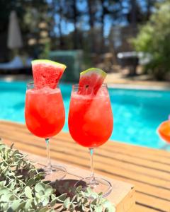 two glasses with watermelon and lime slices on a table at Lodge Las Luces de Algarrobo in Algarrobo