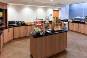 Kuchyň nebo kuchyňský kout v ubytování Fairfield Inn & Suites by Marriott Austin Parmer Tech Ridge