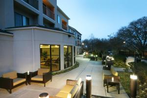 a patio with chairs and tables and a building at Courtyard by Marriott Roseville in Roseville