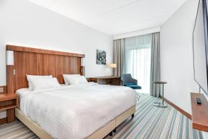 Una habitación de hotel con una cama grande y un televisor. en Courtyard Tampere City, en Tampere