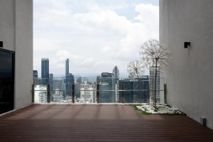 Balkón nebo terasa v ubytování Luxury Skyline Suite by PSM