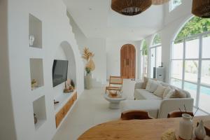 Μια τηλεόραση ή/και κέντρο ψυχαγωγίας στο Close to Jimbaran Beach, 3BR with Private Pool