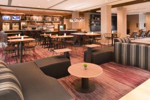 een restaurant met tafels en stoelen en een bar bij Courtyard by Marriott Toledo North in Toledo