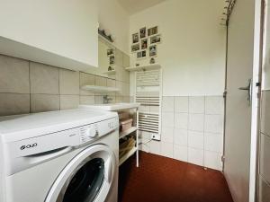 eine Waschküche mit Waschmaschine und Trockner in der Unterkunft Appartement T2 à Collioure avec Terrasse et Parking Privé, à 300m de la Plage - FR-1-309-385 in Collioure + 2 Fotos