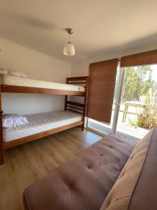 a room with two bunk beds and a window at Lodge Las Luces de Algarrobo in Algarrobo +62 photos