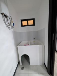a white sink in a white room with a window at Departamento zona 12 Guatemala in Boca Monte