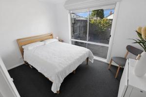 una camera da letto con un letto e una grande finestra di Sea Breeze a Paynesville