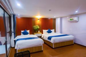 Postel nebo postele na pokoji v ubytování Sapa Grand Blue Hotel