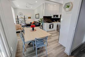 eine Küche und ein Esszimmer mit Tisch und Stühlen in der Unterkunft Beach and Lakes Cottage A in Lakes Entrance