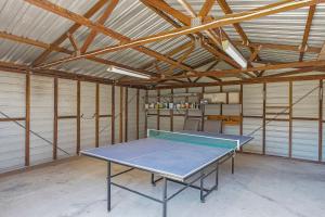 Una mesa de ping pong en una habitación de un edificio. en Seashells on Eloora, en Long Jetty