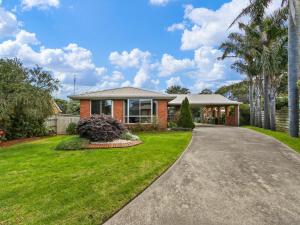 una casa con entrada frente a un patio en Fern Rest, en Lakes Entrance