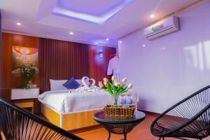 Postel nebo postele na pokoji v ubytování Sapa Grand Blue Hotel
