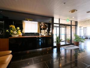 vistas a un vestíbulo con una frutería en Hotel Toko, en Tsukuba