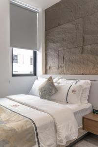 Postel nebo postele na pokoji v ubytování Saturn Hotel