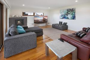 Una sala de estar con dos sofás y una chimenea. en Lake King Lakehouse, en Paynesville