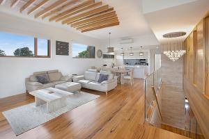 una sala de estar con un sofá y una mesa en Lake King Lakehouse, en Paynesville