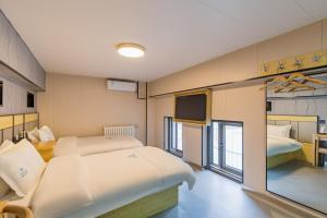 Llit o llits en una habitació de Dequan Hotel Chaoyang Park Branch Coffee fruits, snacks a gym and a laundry room are provided for free in the lobby