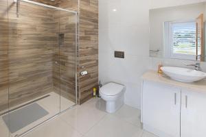 Un baño con ducha, inodoro y lavabo. en Lake King Lakehouse, en Paynesville 21 fotos más