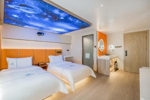 De quan Hotel Free breakfast and lunch are provided Coffee beverages andsnacks are available in the lobby Free access to the gym and laundry room Located in the city center, near Shifoying客房内的一张或多张床位