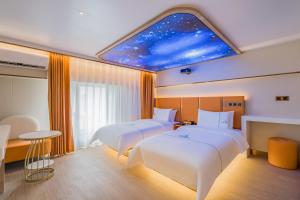 De quan Hotel Free breakfast and lunch are provided Coffee beverages andsnacks are available in the lobby Free access to the gym and laundry room Located in the city center, near Shifoying客房内的一张或多张床位