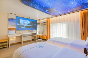 De quan Hotel Free breakfast and lunch are provided Coffee beverages andsnacks are available in the lobby Free access to the gym and laundry room Located in the city center, near Shifoying客房内的一张或多张床位