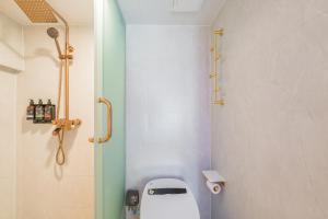 De quan Hotel Free breakfast and lunch are provided Coffee beverages andsnacks are available in the lobby Free access to the gym and laundry room Located in the city center, near Shifoying的一间浴室