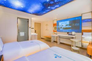 北京De quan Hotel Free breakfast and lunch are provided Coffee beverages andsnacks are available in the lobby Free access to the gym and laundry room Located in the city center, near Shifoying的一间有两张床和一台平板电视的酒店房间