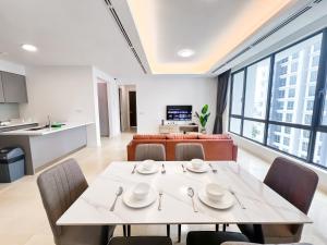 een eetkamer en woonkamer met een tafel en stoelen bij D'Rapport Residences by Manhattan Group in Kuala Lumpur
