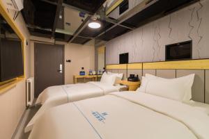 Llit o llits en una habitació de Dequan Hotel Chaoyang Park Branch Coffee fruits, snacks a gym and a laundry room are provided for free in the lobby