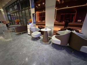 De quan Hotel Free breakfast and lunch are provided Coffee beverages andsnacks are available in the lobby Free access to the gym and laundry room Located in the city center, near Shifoying的休息区