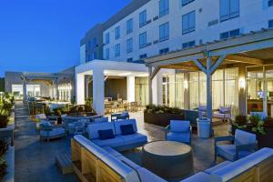 Posezení v ubytování Courtyard by Marriott Hamilton